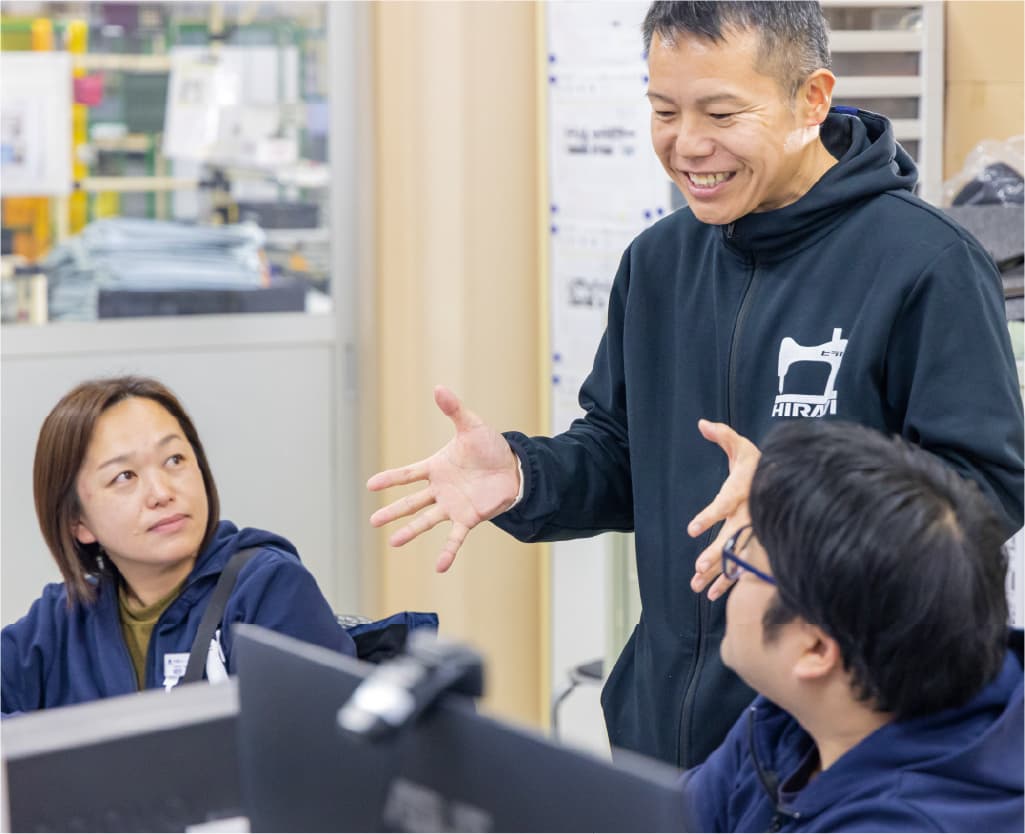 平野ビニール工業代表取締役平野利直と社員たち
